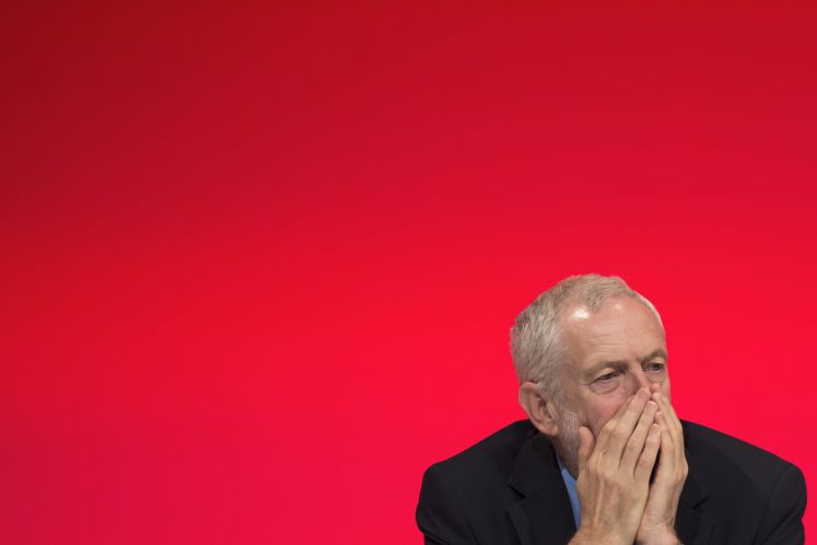 Labour-Chef Jeremy Corbyn hält sich die Hände vors Gesicht