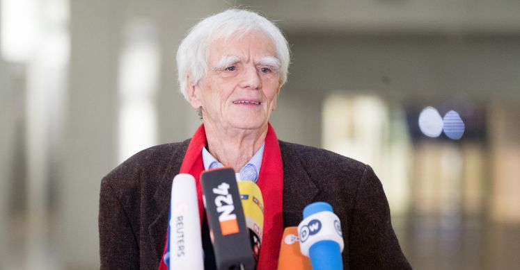 Hans-Christian Ströbele vor Fernsehmikrophonen