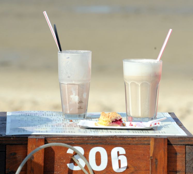 Eiskaffee und Kuchen am Strand