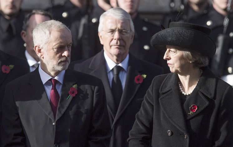 Jeremy Corbyn (links) und Theresa May (rechts) blicken sich beim Rememberence Day am 16. November 2016 an