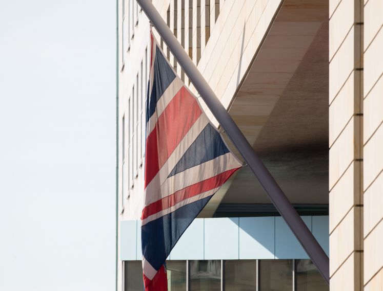 Halbmastbeflaggung vor der britischen Botschaft in Berlin