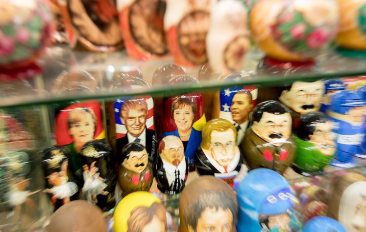 Trump, Merkel, Obama und andere Politiker als russische Matroschka-Puppen