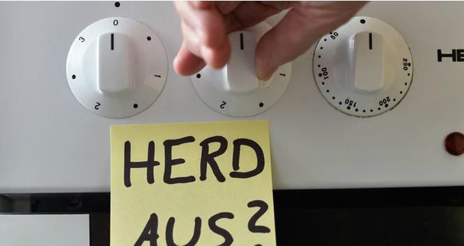 Ein Herd mit dem Hinweiszettel "Herd aus?"