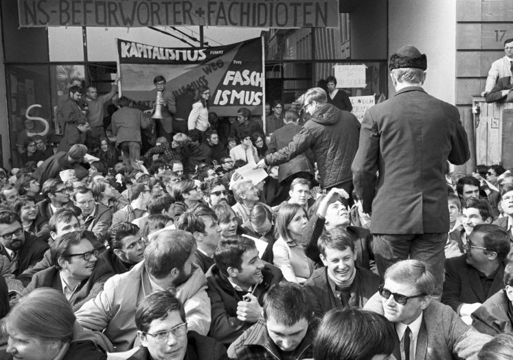 Frankfurter Studenten 1968 bei einem „Sit-in“ vor der Universität