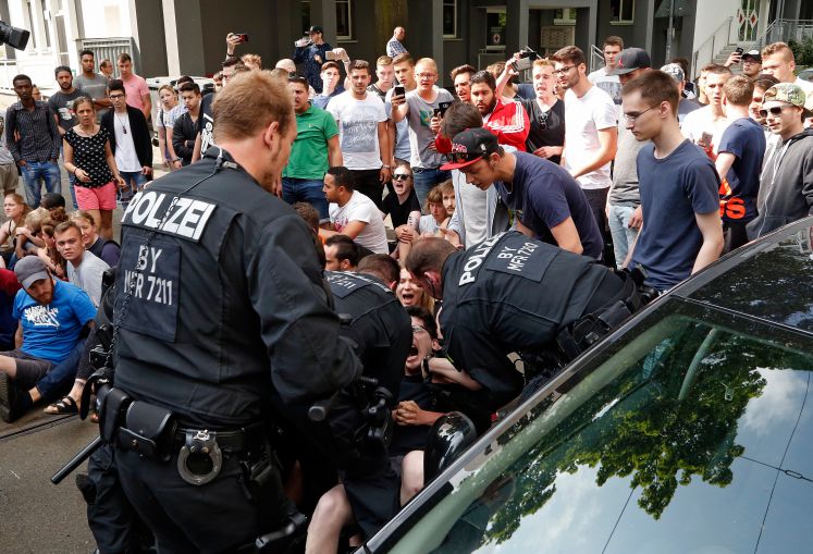 Die Polizei geht am 31.05.2017 in Nürnberg (Bayern) gegen gegen Schüler vor, die mit einer Sitzblockade und Demonstration die Abschiebung eines 20 Jahre alten Berufsschülers in sein Herkunftsland Afghanistan verhindern wollen.