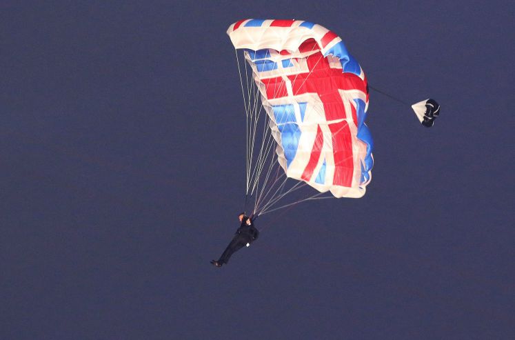Ein Stuntman fliegt als James Bond verkleidet mit einem Fallschirm ins Londoner Olympiastadion zur Eröffnung der Olympischen Spiele 2012 in London