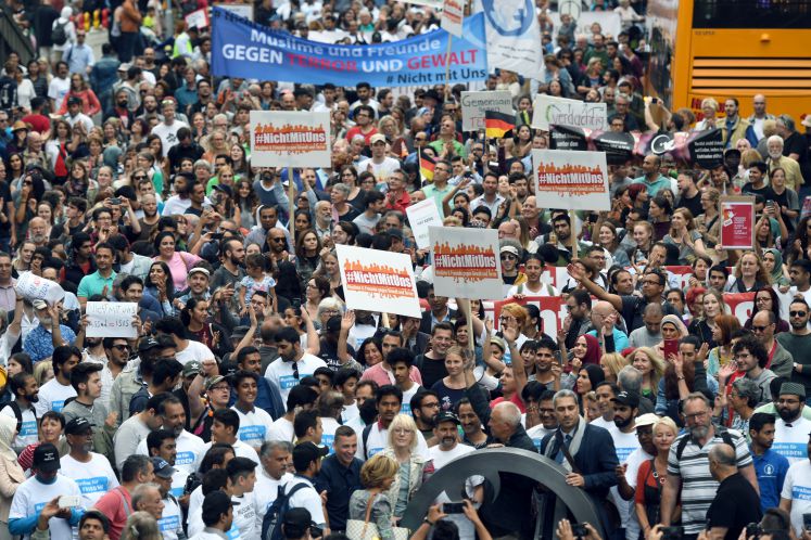 Teilnehmer gehen am 17.06.2017 bei einem Friedensmarsch von Muslimen gegen islamistische Terroranschläge in Köln (Nordrhein-Westfalen) durch die Innenstadt