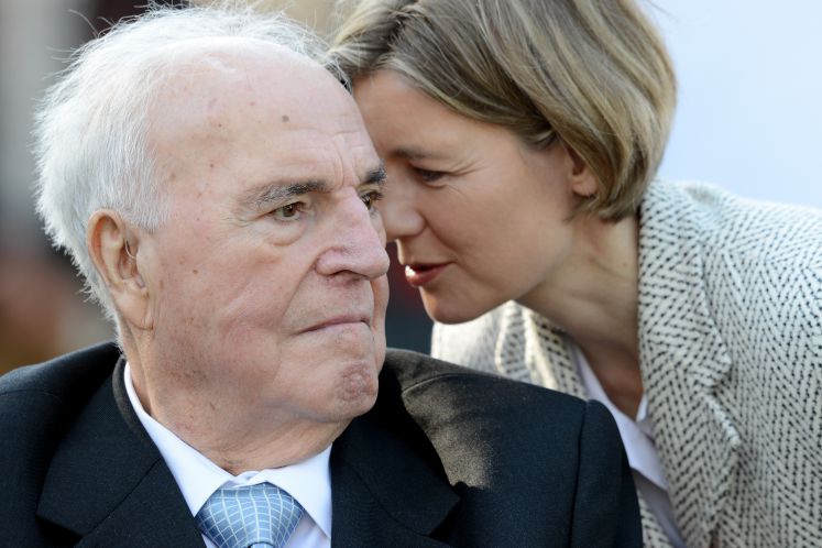 Maike Kohl-Richter flüstert Helmut Kohl etwas ins Ohr.