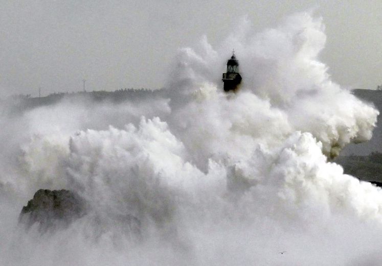 Ein von Riesenwellen umtoster Leuchtturm an der Nordküste Spaniens