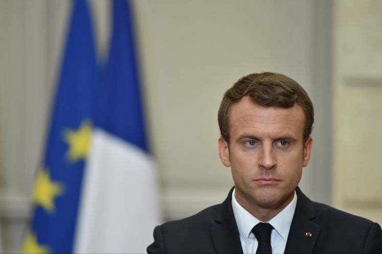 Frankreichs Präsident Emmanuel Macron vor einer Europaflagge