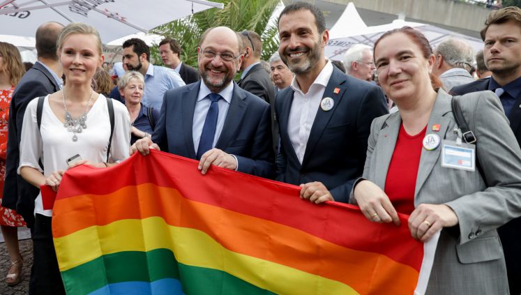Martin Schulz hält beim Fest der SPD-Bundestagsfraktion eine Regenbogenfahne