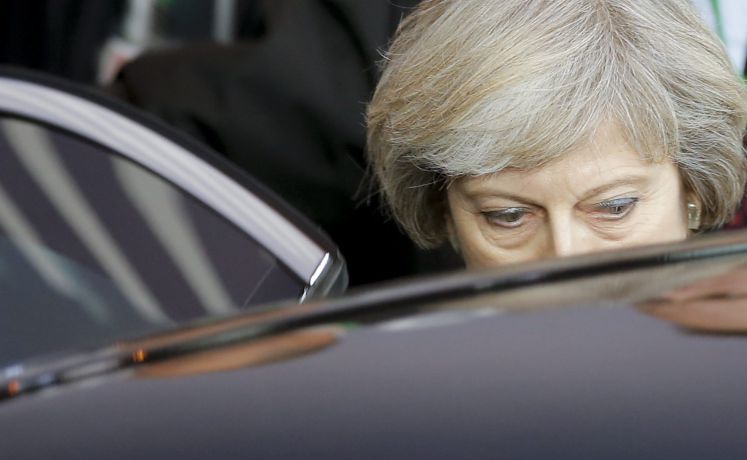 Premierministerin Theresa May schaut niedergeschlagen