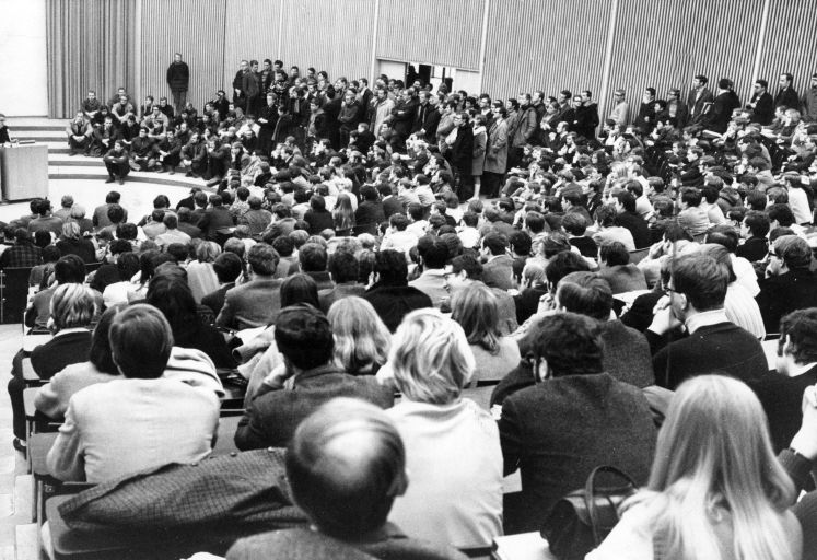 Überfüllter Hörsaal der Uni Freiburg im Jahr 1969