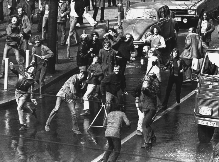 Nach der Ankündigung einer Zwangsräumung eines vom "Frankfurter Häuserrat" besetzten Hauses kam es am 28.3.1973 im Frankfurter Westend zu einer Straßenschlacht zwischen der Polizei und den Teilnehmern einer spontanen Demonstration. Die Demonstranten setzten sich mit Steinen und Stöcken gegen den Einsatz von Wasserwerfern und Tränengas zur Wehr. Der Frankfurter Häuserkampf begann im Januar 1970. 