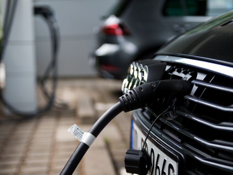 Ein Hybrid-Auto von Audi wird am 13.07.2017 an einer Ladestation in Dresden (Sachsen) aufgeladen.