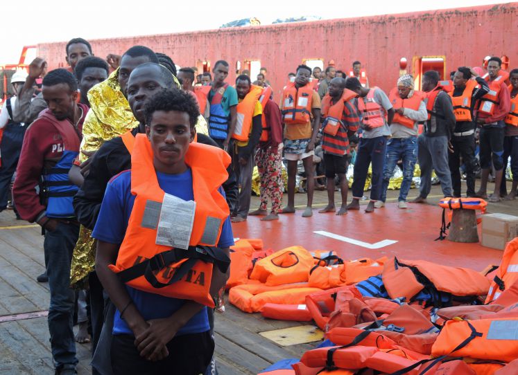 us Seentot gerettete Migranten warten am 27.06.2017 auf den Transfer von einem zivilen Schiff im Mittelmeer auf das Rettungsschiff «Aquarius» der Hilfsorganisationen Ärzte ohne Grenzen und SOS Méditerranée.