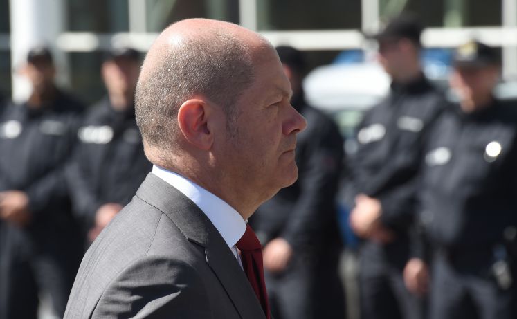 Olaf Scholz vor Polizisten nach den Krawallen rund um den G20-Gipfel in Hamburg