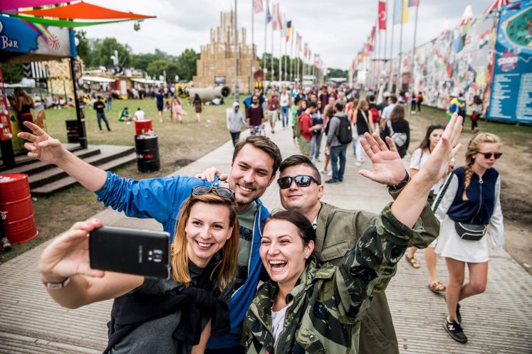 Junge Besucher eines Musikfestivals machen ein Selfie