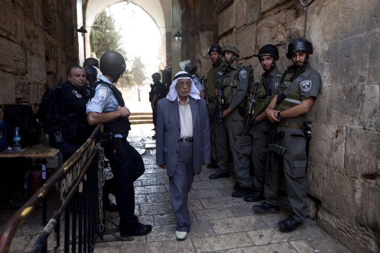 Israelische Soldaten lassen einen muslimischen Besucher der Al-Aqsa-Moschee auf dem Tempelberg passieren