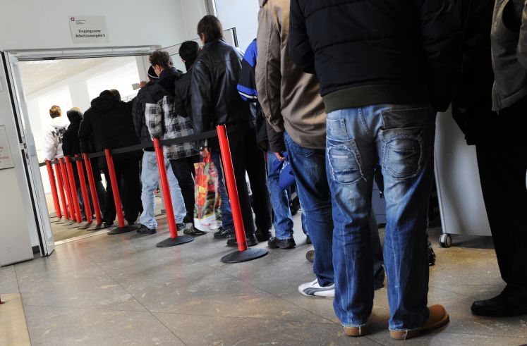 Arbeitslose stehen Schlange im Jobcenter Gelsenkirchen