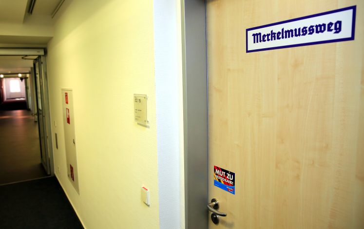 Ein Aufkleber «Merkelmussweg» aufgenommen am 09.06.2016 im Landtag von Sachsen Anhalt klebt an der Tür von einem AfD Abgeordneten