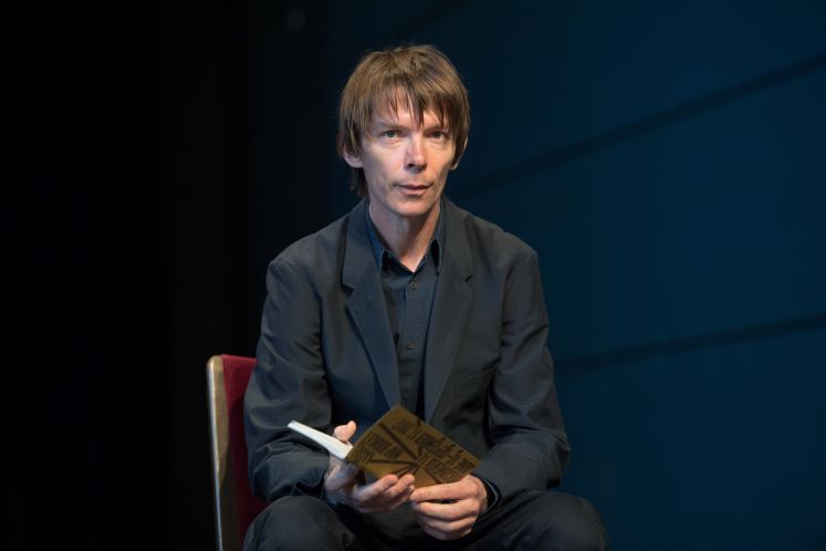 Der künstlerischer Leiter der documenta 14, Adam Szymczyk, sitzt am 07.06.2017 während der Pressekonferenz zur documenta 14 in Kassel (Hessen). 