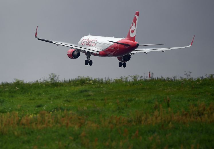 Ein Flugzeug der Fluggesellschaft Air Berlin landet am 16.08.2017 in Berlin am Flughafen Tegel. Air Berlin hatte am Dienstag Insolvenz in Eigenverwaltung beantragt