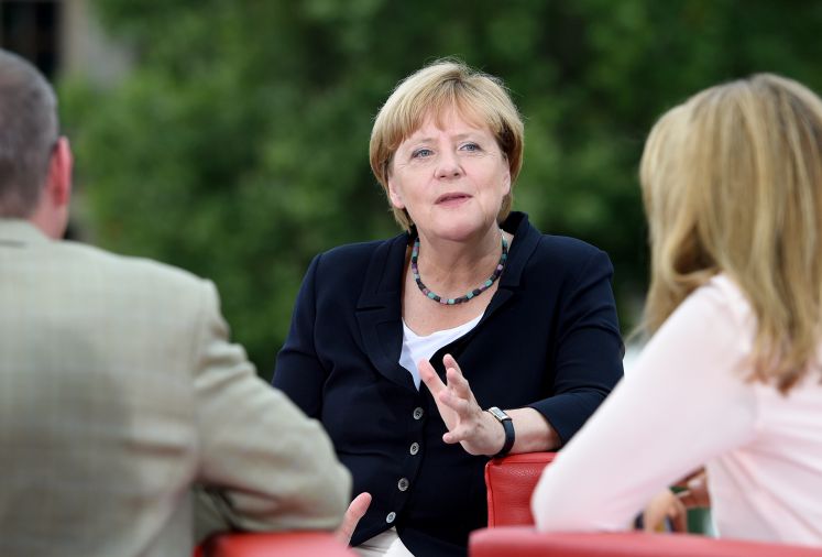 Bundeskanzlerin Angela Merkel (M, CDU) wird am 28.08.2016 auf einer Empore des Elisabeth-Lüders-Hauses in Berlin von den ARD-Moderatoren Tina Hassel und Thomas Baumann befragt