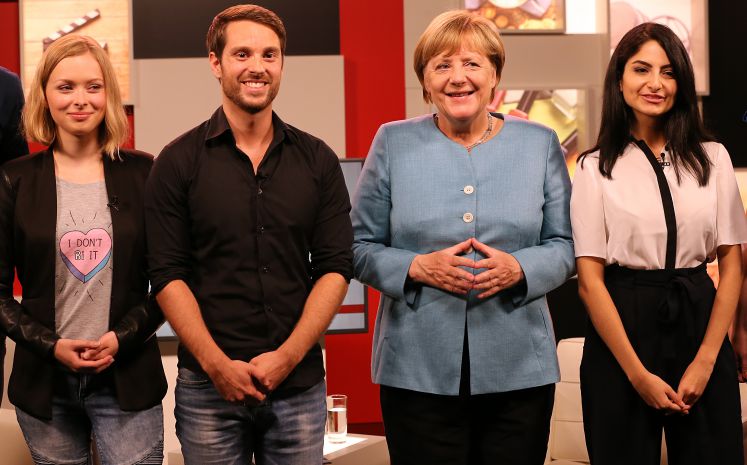 Bundeskanzlerin Angela Merkel (CDU), steht am 16.08.2017 in Berlin mit YouTubern zusammen, nachdem sie in einem Livestream interviewt wurde. 