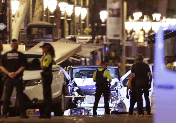 Polizisten und ein zerstörtes Auto auf den "Ramblas" in Barcelona