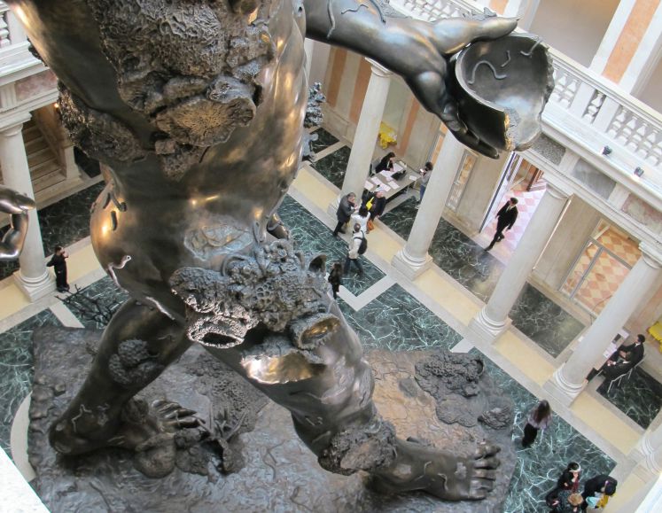 Detail der Skulptur "Demon and Bawl" des britischen Künstlers Damien Hirst in der Ausstellung "Treasures from the Wreck of the Unbelievable", die im Palazzo Grassi und der Punta della Dogana in Venedig stattfindet.