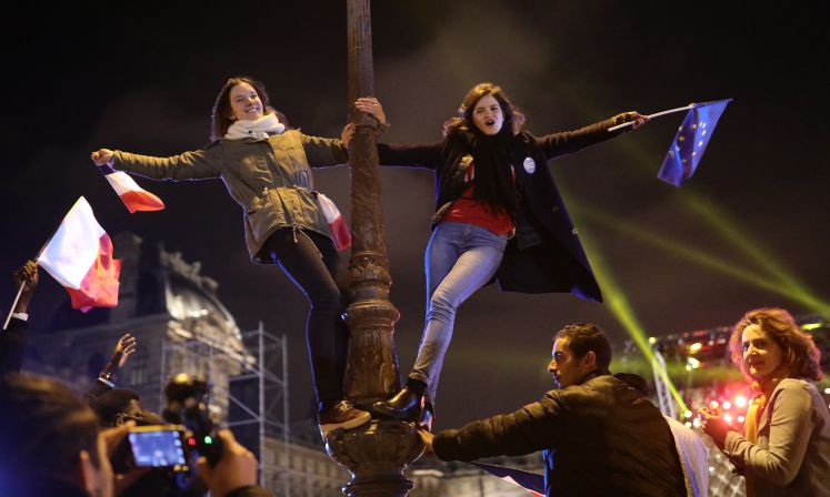 Anhänger des Kandidaten Macron feiern, schwenken Fahnen und jubeln am 07.05.2017 am Louvre in Paris, Frankreich. 