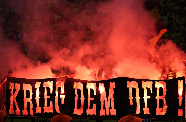 Fußball: DFB-Pokal, Eintracht Frankfurt - Borussia Dortmund, Finale am 27.05.2017 im Olympiastadion, Berlin. Fans aus Dortmund zünden Pyrotechnik auf der Tribüne hinter einem Transparent "KRIEG DEM DFB!" 