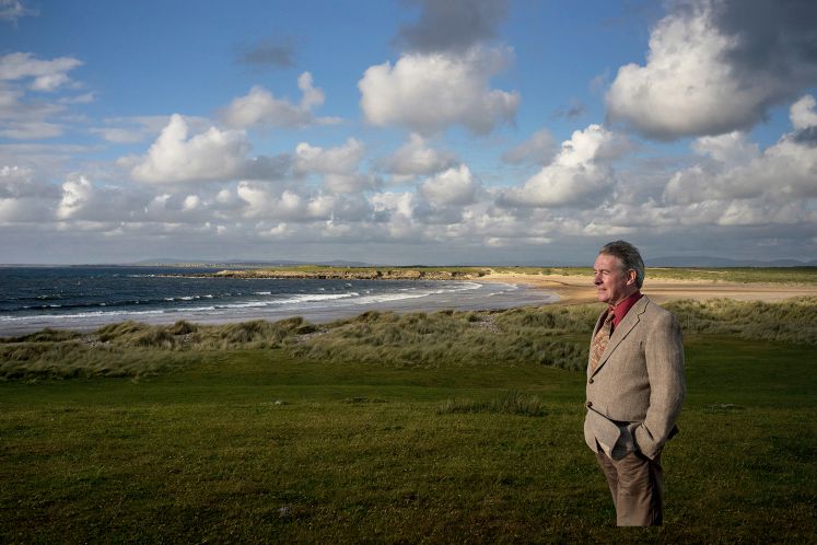 Stephen Manning an der Küste von Doogort Beach auf Achill, Island.