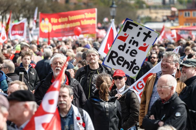 Ein Demonstrant hält am 01.05.2017 in Hamburg auf der zentralen DGB-Demonstration zum 1. Mai, dem Internationalen Tag der Arbeit, ein Schild mit der Aufschrift "Fit in die Rente".