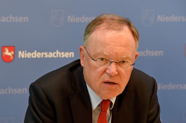 Niedersachsens Ministerpräsident Stephan Weil (SPD) spricht am 04.07.2017 während einer Pressekonferenz über die Bilanz der Legislaturperiode der rot-grünen Koalition in Hannover (Niedersachsen) vor Medienvertretern. 