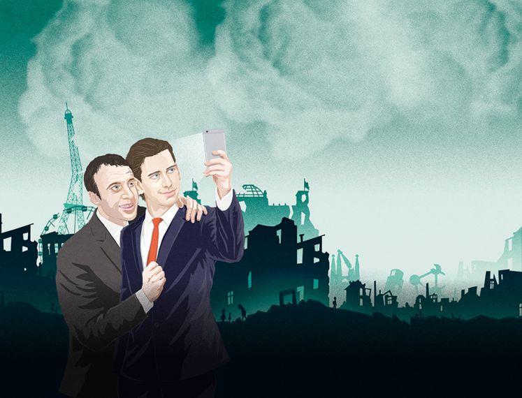 Emmanuel Macron und Sebastian Kurz machen ein Selfie vor kaputten Wahrzeichen Europas.