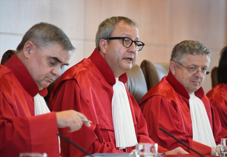 Der Zweite Senat des Bundesverfassungsgerichts sitzt in Karlsruhe mit den Richtern Peter Müller, Vorsitzender Andreas Voßkuhle und Peter M. Huber.