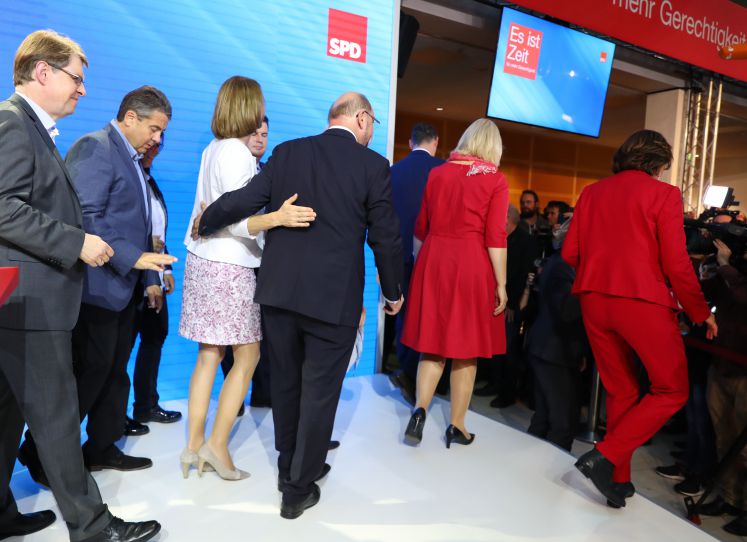 SPD-Kanzlerkandidat Martin Schulz verlässt am 24.09.2017 am Tag der Bundestagswahl in Berlin in der Parteizentrale der SPD die Bühne.