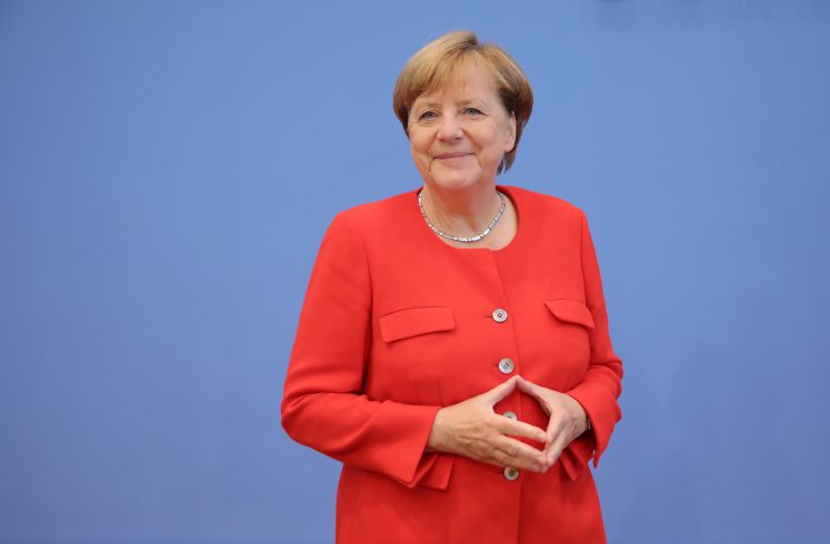 Beschreibung:Bundeskanzlerin Angela Merkel (CDU) kommt am 29.08.2017 in die Bundespressekonferenz in Berlin zur Sommer-Pressekonferenz und hat die Fingerspitzen aneinandergelegt. 