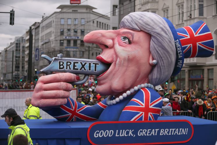 Ein Motivwagen, der die politische Situation in Großbritannien nach der Entscheidung zum Brexit aufgreift, fährt am 27.02.2017 im Rosenmontagsumzug durch Düsseldorf (Nordrhein-Westfalen). 