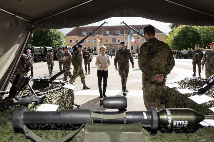 Verteidigungsministerin Ursula von der Leyen (CDU) steht am 11.09.2017 in der Robert-Schumann-Kaserne in Müllheim (Baden-Württemberg) beim Besuch der deutsch-französischen Brigade vor einer Panzerfaust.