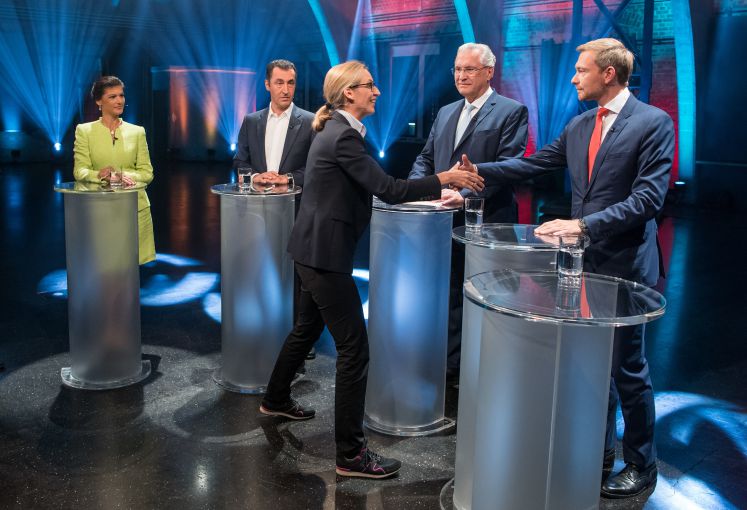 Alice Weidel (3.vr.), Spitzenkandidatin der AfD, begrüßt am 04.09.2017 bei ihrer Ankunft im Fernsehstudio in Berlin Christian Lindner, Bundesvorsitzender und Spitzenkandidat der FDP (r), dahinter stehen die Spitzenkandidaten (l-r) Sahra Wagenknecht, Fraktionsvorsitzende der Partei Die Linke, Cem Özdemir, Bundesvorsitzender der Partei Bündnis 90/Die Grünen, und Joachim Herrmann (CSU), bayerischer Innenminister