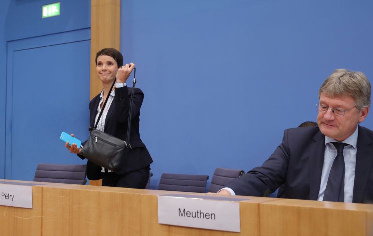 Frauke Petry, Bundesvorsitzende der Partei Alternative für Deutschland (AfD), verlässt die Bundespressekonferenz