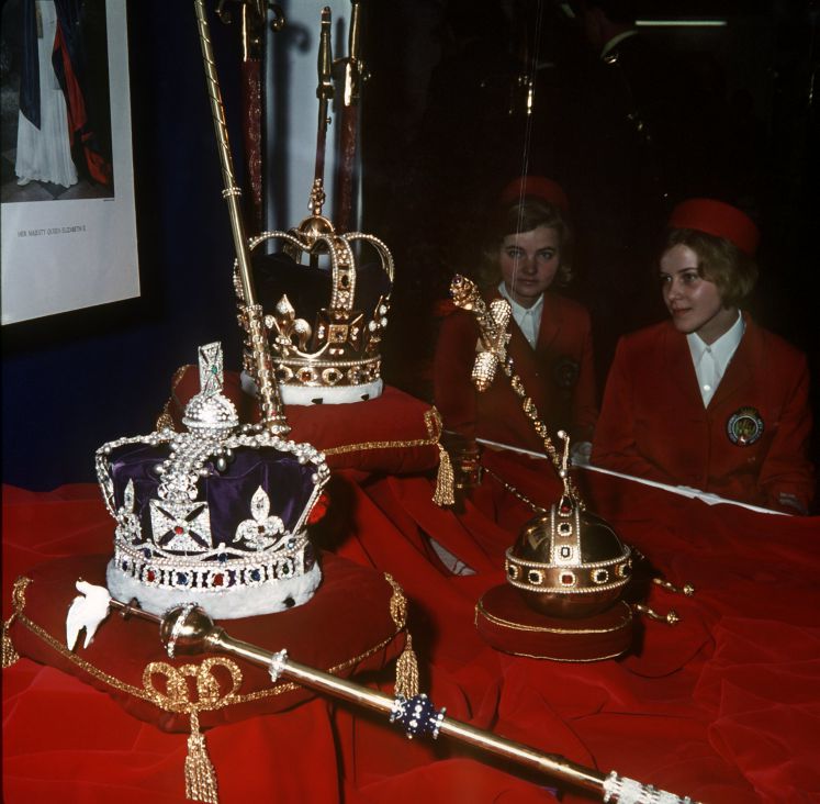 Die britische Kronjuwelen, die im Londoner Tower aufbewahrt werden, werden 1969 in einer Ausstellung gezeigt. Vorn das Zepter und die Krone, mit der die derzeitige Königin Elizabeth II. 1953 gekrönt wurde. Dahinter die aus dem Jahre 1661 stammenden "Krönungskrone", die zuerst von Charles III. und dann von seinen Nachfolgern je einmal getragen wurde. Rechts der Reichsapfel.