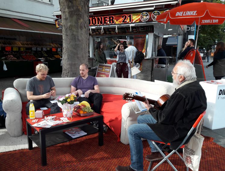 Der Wohnzimmer-Wahlkampfstand von Steve Rauhut in Berlin-Moabit