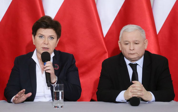 PiS-Parteichef Kaczinski und Premierministerin Szydlo auf einer Parteikonferenz im Dezember 2016. 