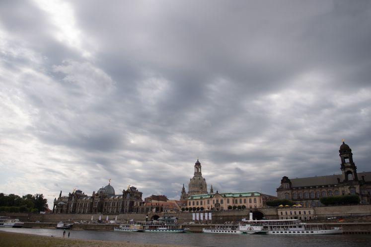 Dunkle Wolken ziehen am 31.08.2017 in Dresden (Sachsen) über die Kulisse der Dresdner Altstadt hinweg.