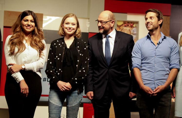 Der SPD-Kanzlerkandidat und Parteivorsitzende, Martin Schulz, steht am 05.09.2017 im YouTube Space Berlin nach dem Interview für "#DeineWahl" mit den YouTubern (l-r) Nihan Sen, Lisa Sophie und Mirko Drotshmann im Studio für ein Foto zusammen. 