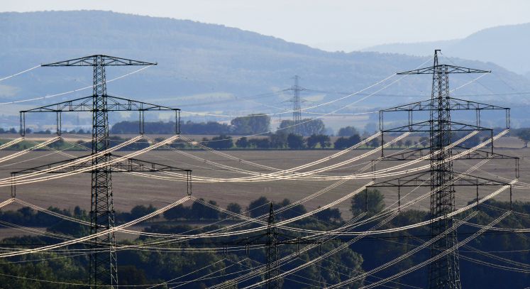 Strommasten und Stromleitungen, aufgenommen am 24.08.2017 bei Erfurt (Thüringen). 
